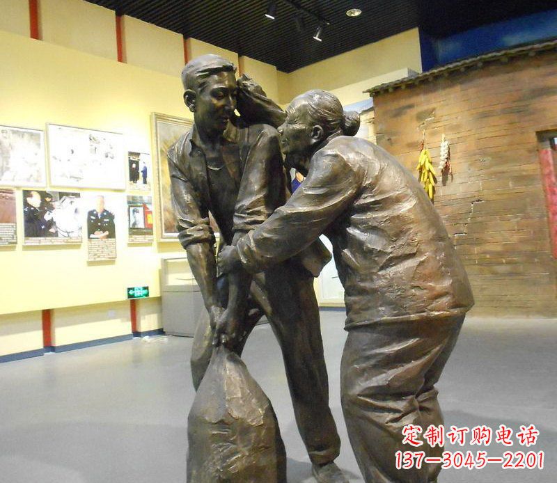 潍坊帮老人干活铜雕