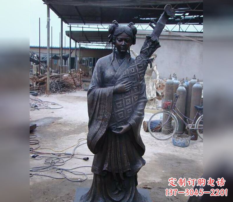 潍坊抱乐器女人公园人物雕塑