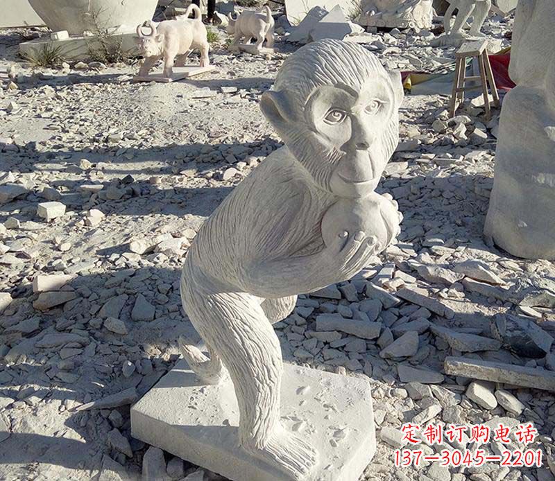 潍坊抱桃的猴子动物石雕