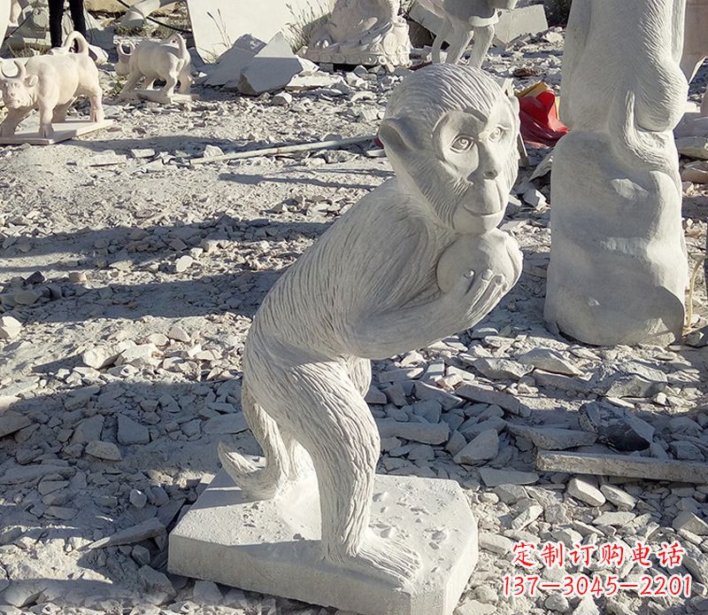 潍坊抱桃子的猴子石雕