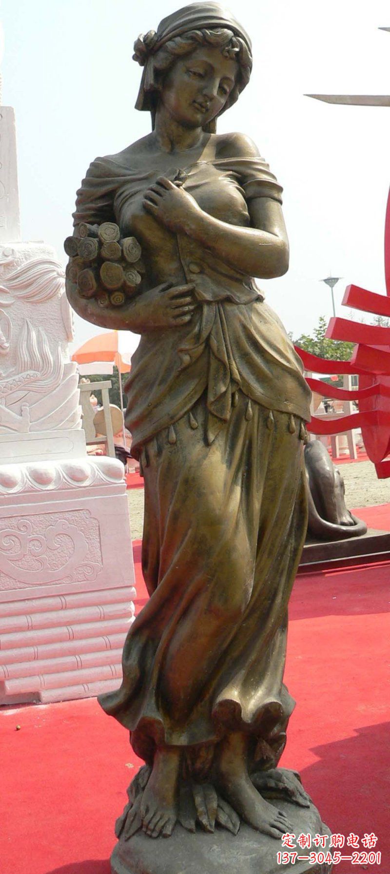 潍坊抱着柴火的西方女孩人物铜雕