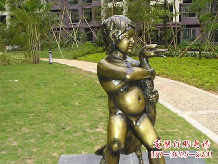 潍坊抱着鹅的男孩城市玻璃钢仿铜景观雕塑