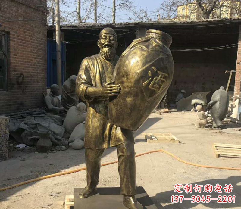 潍坊抱着酒坛的人物铜雕
