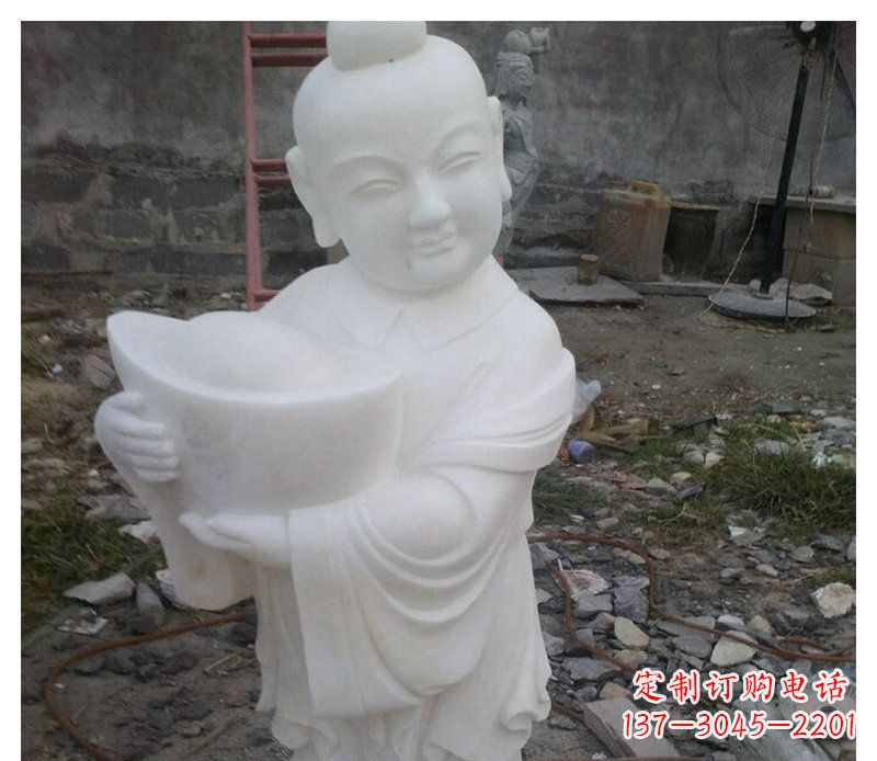 潍坊抱着元宝的小孩公园景观石雕