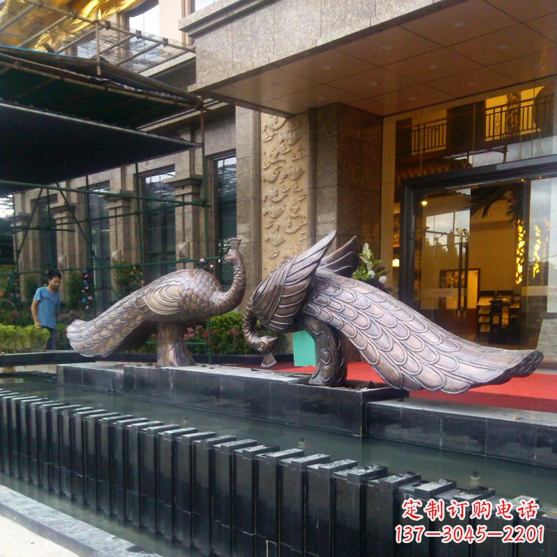 潍坊宾馆门口铜雕孔雀
