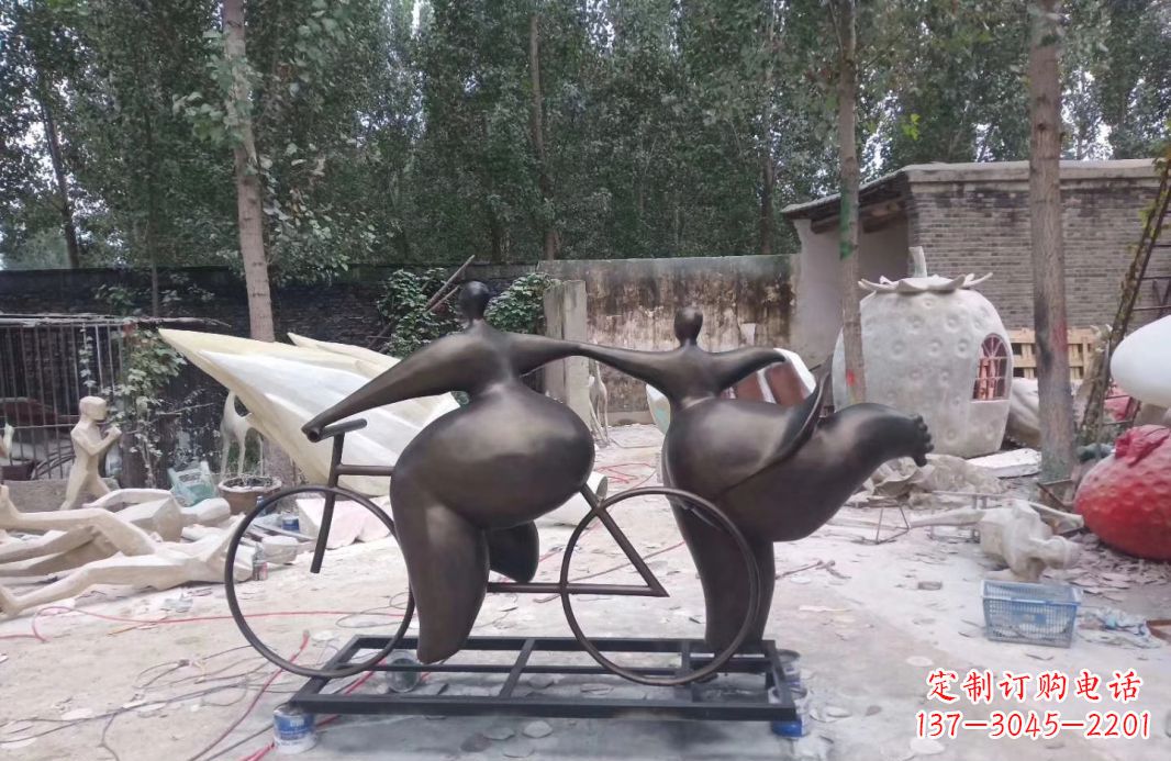 潍坊玻璃钢抽象情侣骑自行车雕塑公园景观人物雕塑