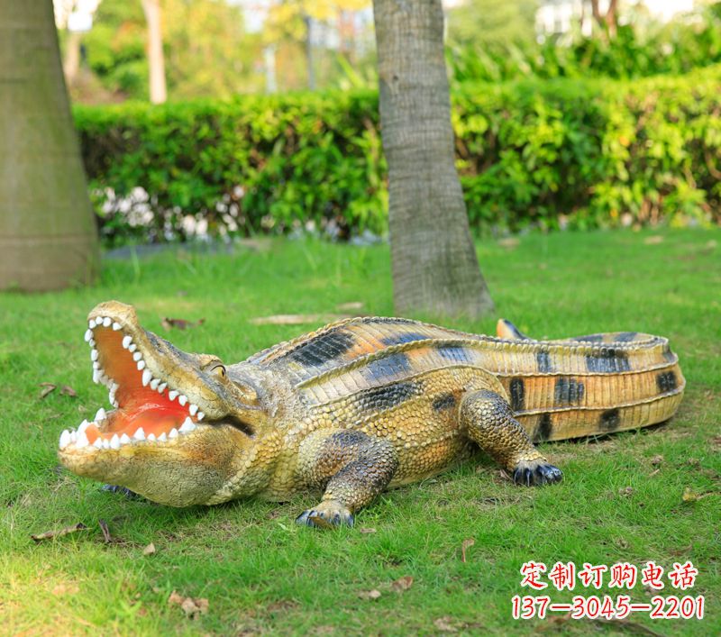 潍坊玻璃钢鳄鱼仿真动物雕塑精美雕塑营造绿色环境