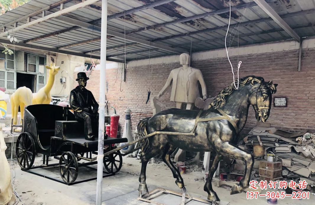 潍坊玻璃钢仿铜马车雕塑——给广场景观增添绚丽色彩