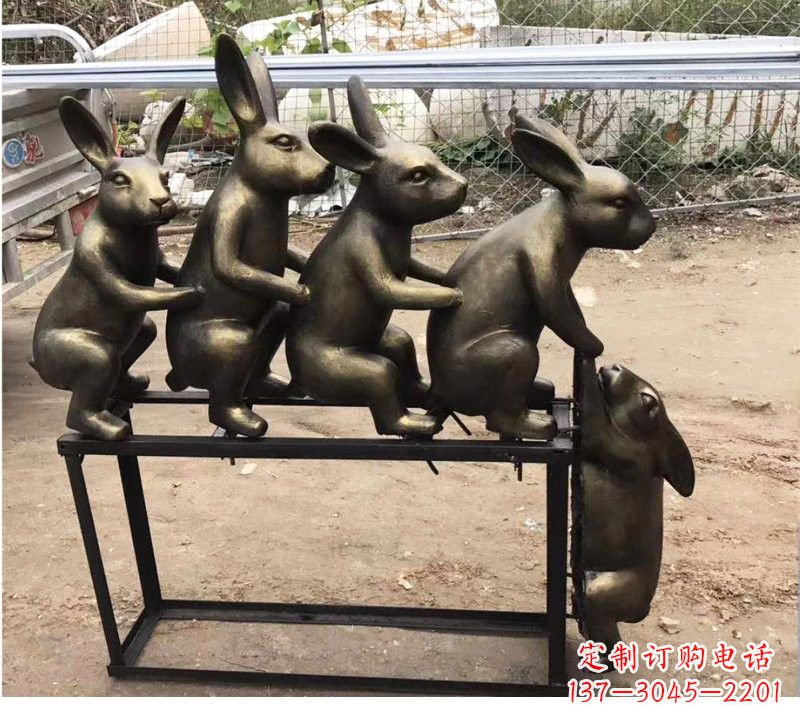 潍坊玻璃钢仿铜玩耍的兔子