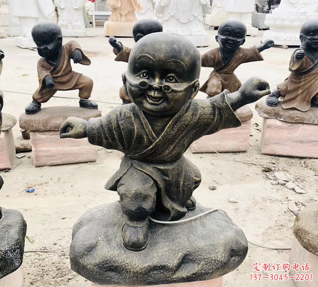 潍坊玻璃钢仿铜小和尚雕塑公园景观人物雕塑