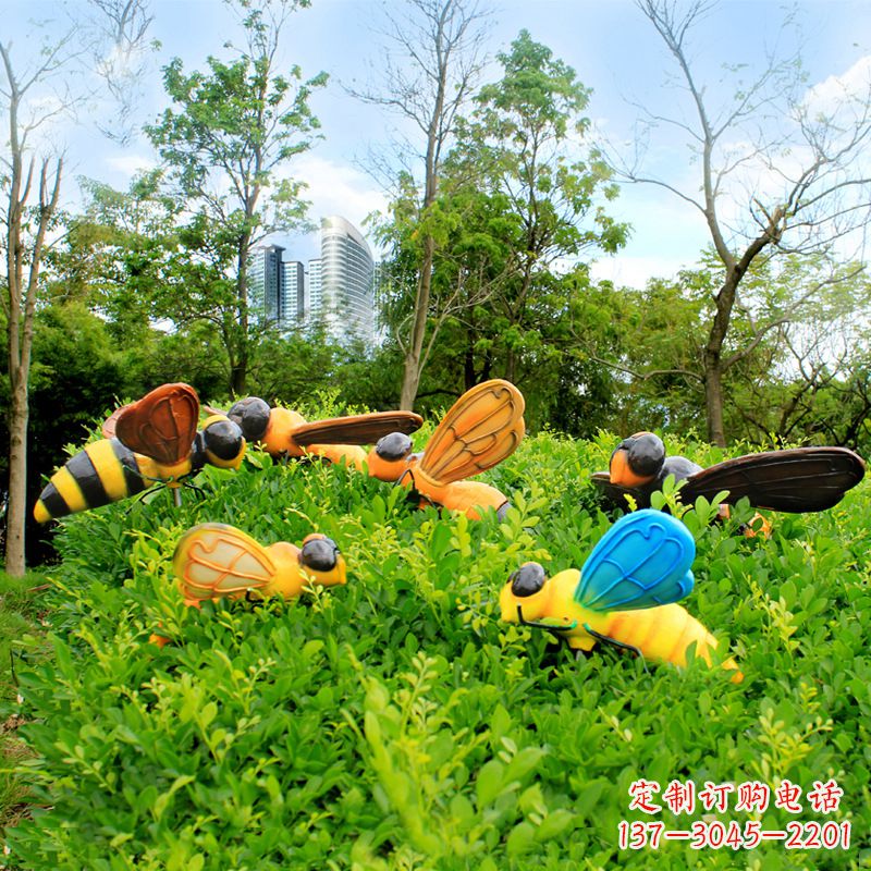 潍坊公园草丛中的蜜蜂雕塑