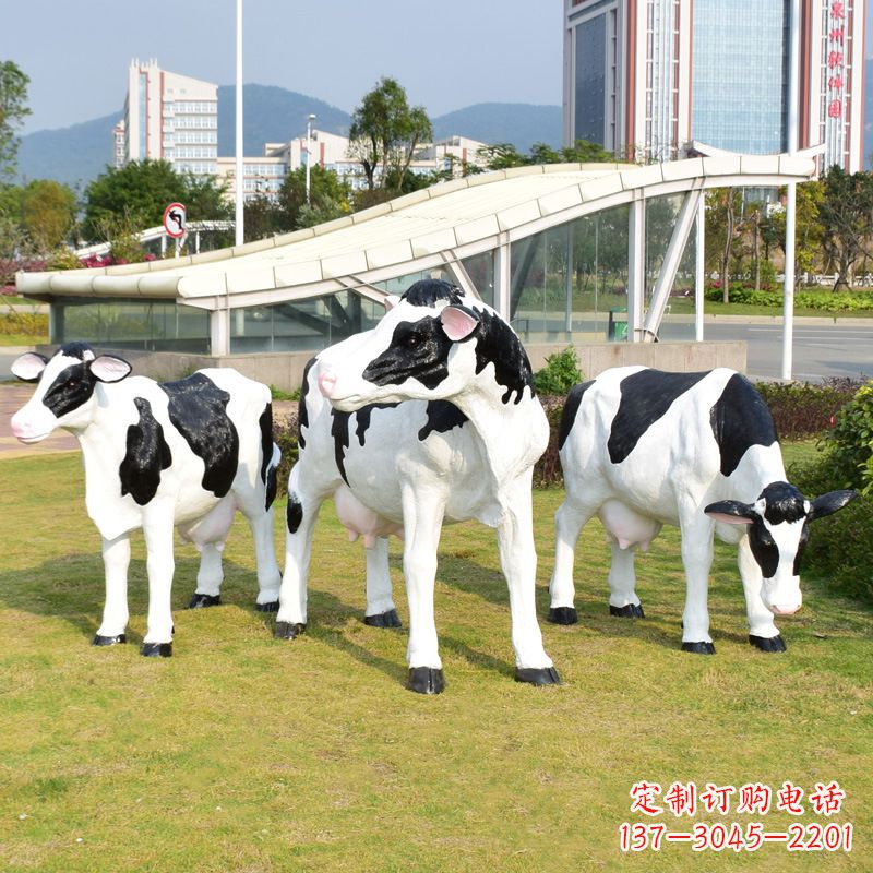 潍坊玻璃钢制作的仿真奶牛雕塑——装点园林草坪