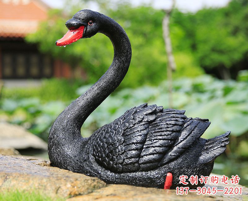 潍坊玻璃钢雕刻的黑色天鹅——美丽宁静的公园园林摆件