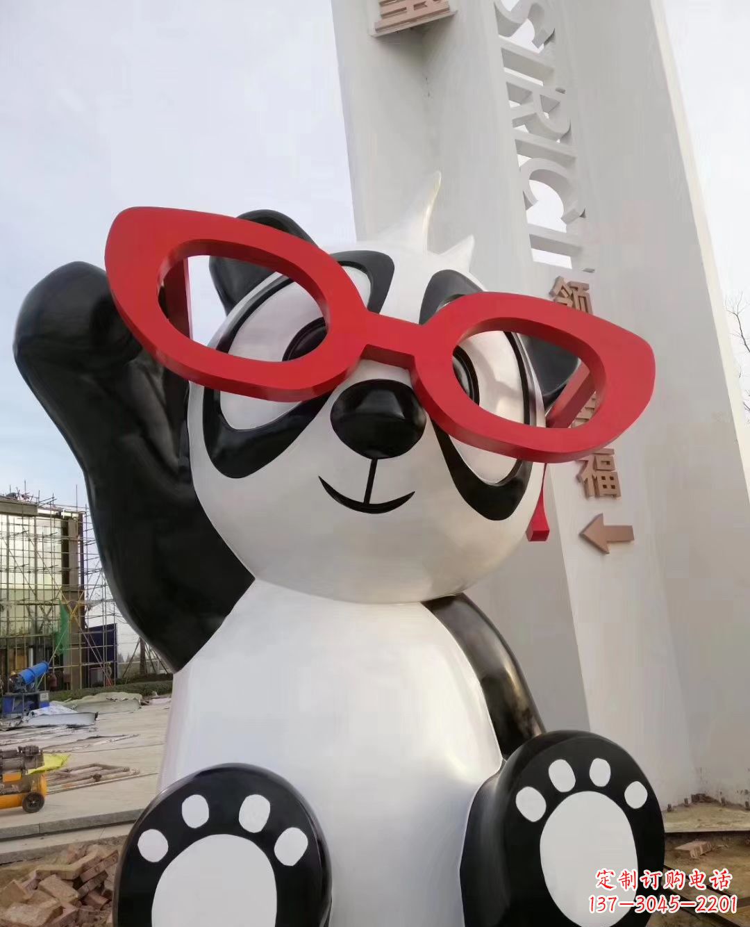 潍坊玻璃钢卡通熊猫雕塑户外摆件