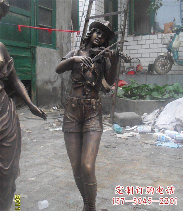 潍坊玻璃钢美女演奏仿铜人物雕塑