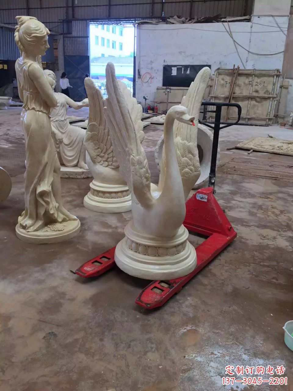 潍坊玻璃钢制作的天鹅雕塑