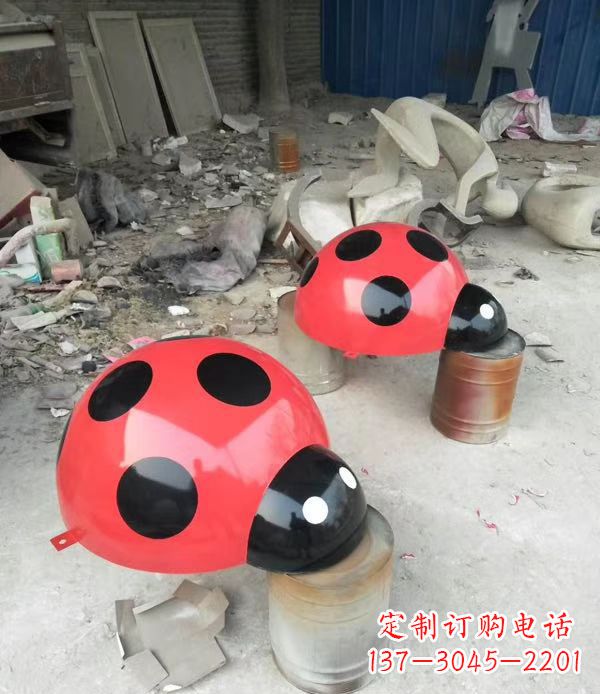 潍坊玻璃钢制瓢虫雕塑绚丽多彩的公园景观摆件