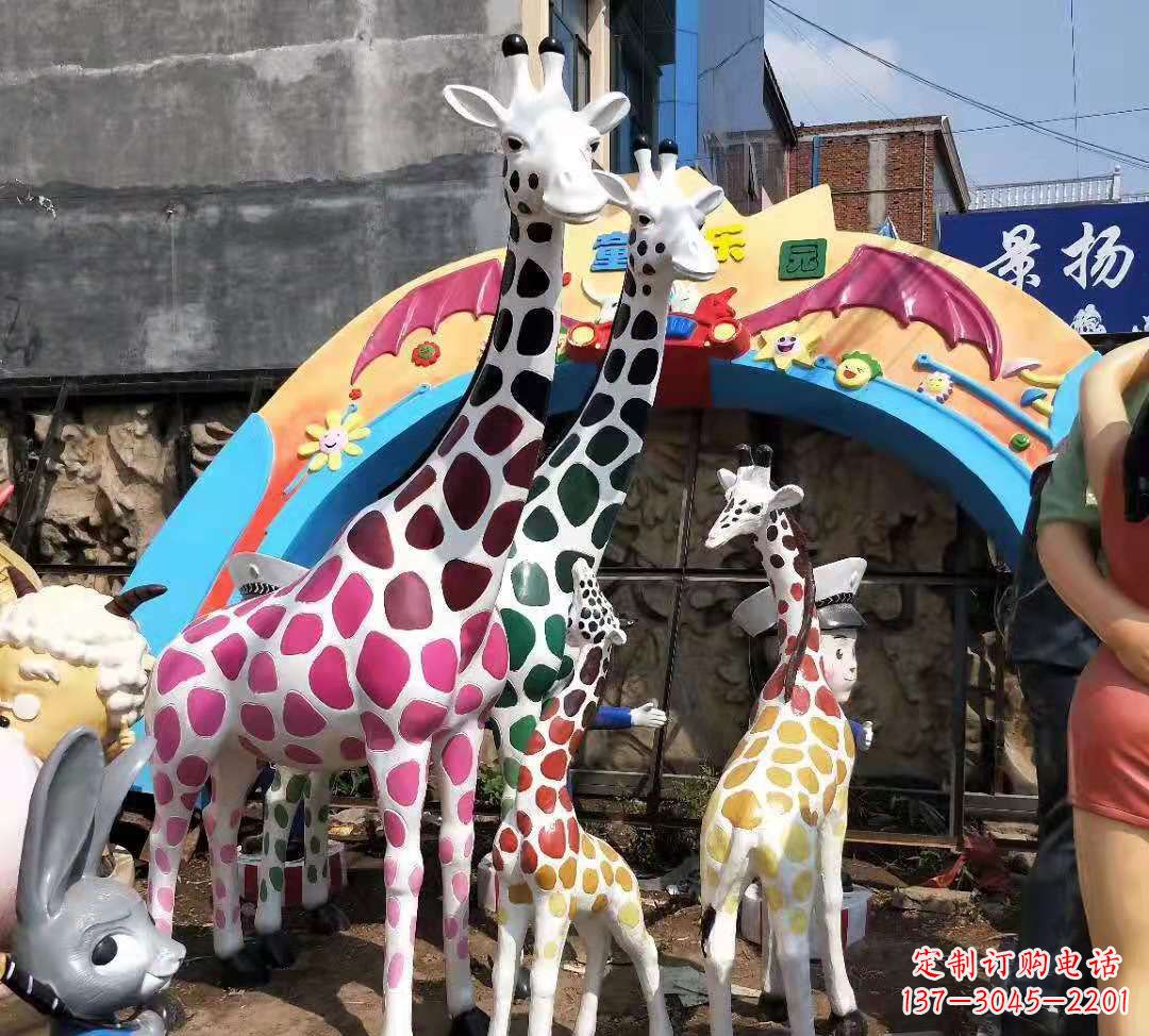 潍坊玻璃钢材质的长颈鹿雕塑——点缀公园景观