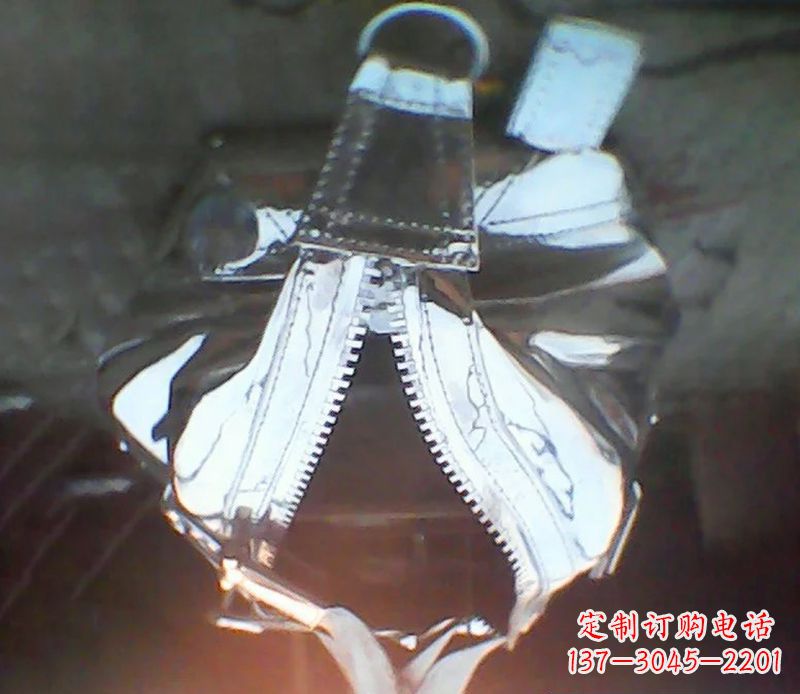 潍坊不锈钢创意手提包细节雕塑