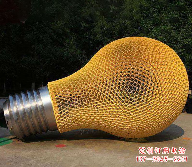 潍坊不锈钢灯泡雕塑灯光下的美丽