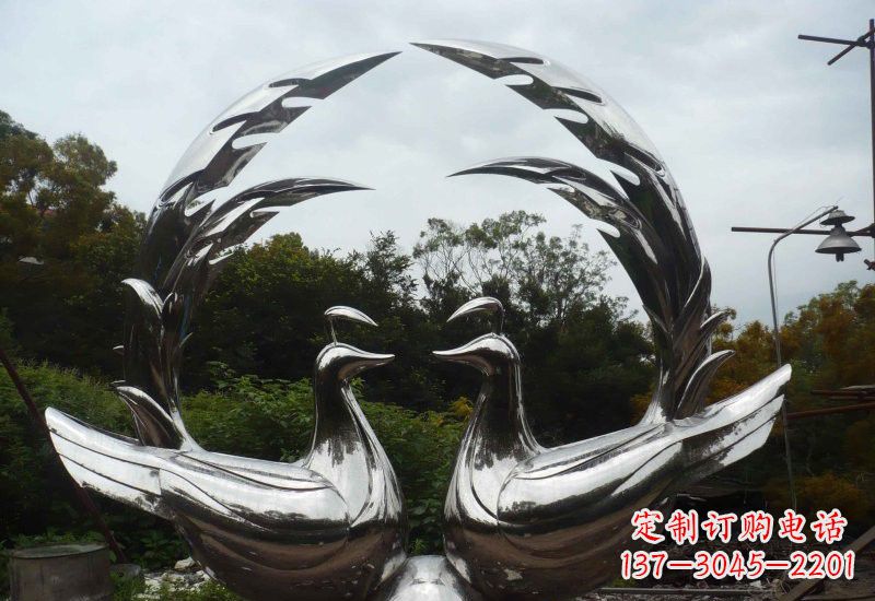 潍坊不锈钢公园抽象孔雀雕塑