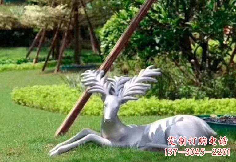 潍坊不锈钢公园大角鹿雕塑精致而美丽