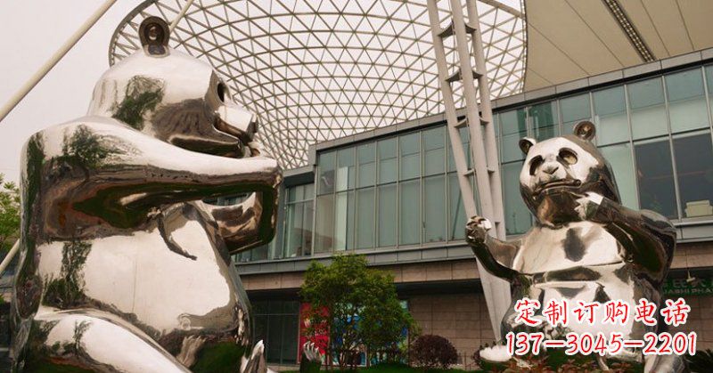 潍坊不锈钢公园动物镜面熊猫雕塑