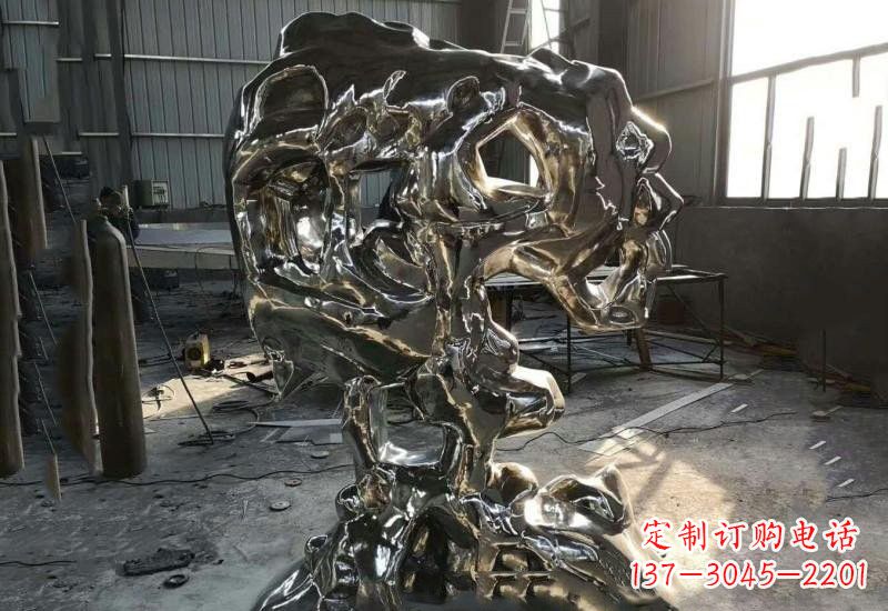潍坊太湖石雕塑不锈钢公园的镜面之美