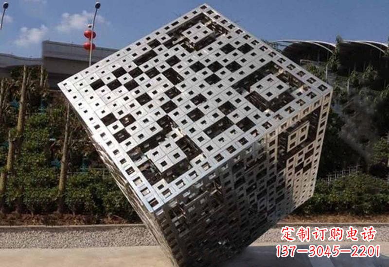 潍坊不锈钢广场上的魔方雕塑
