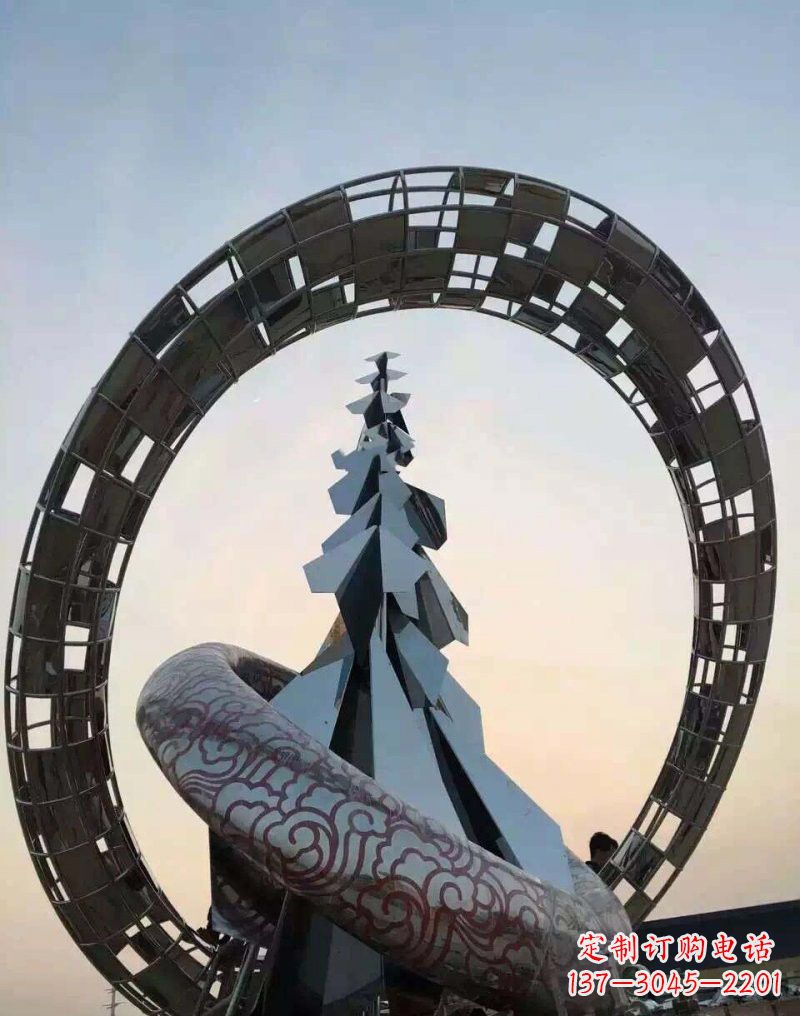 潍坊不锈钢广场上的松树雕塑