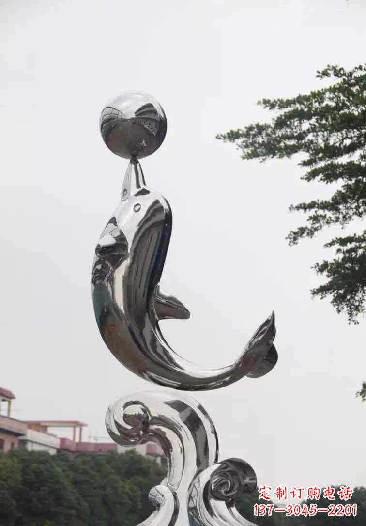 潍坊海豚雕塑增添不锈钢广场的魅力