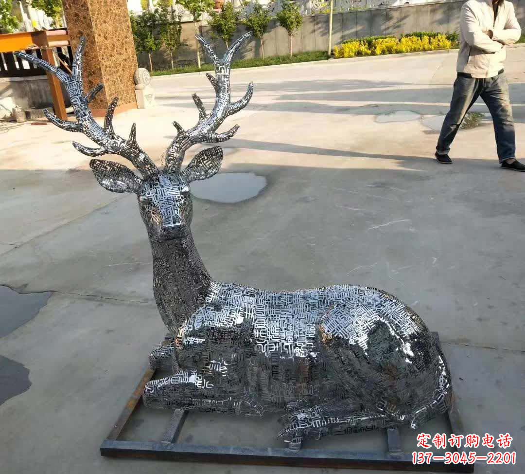潍坊梅花鹿雕塑点缀不锈钢广场星空