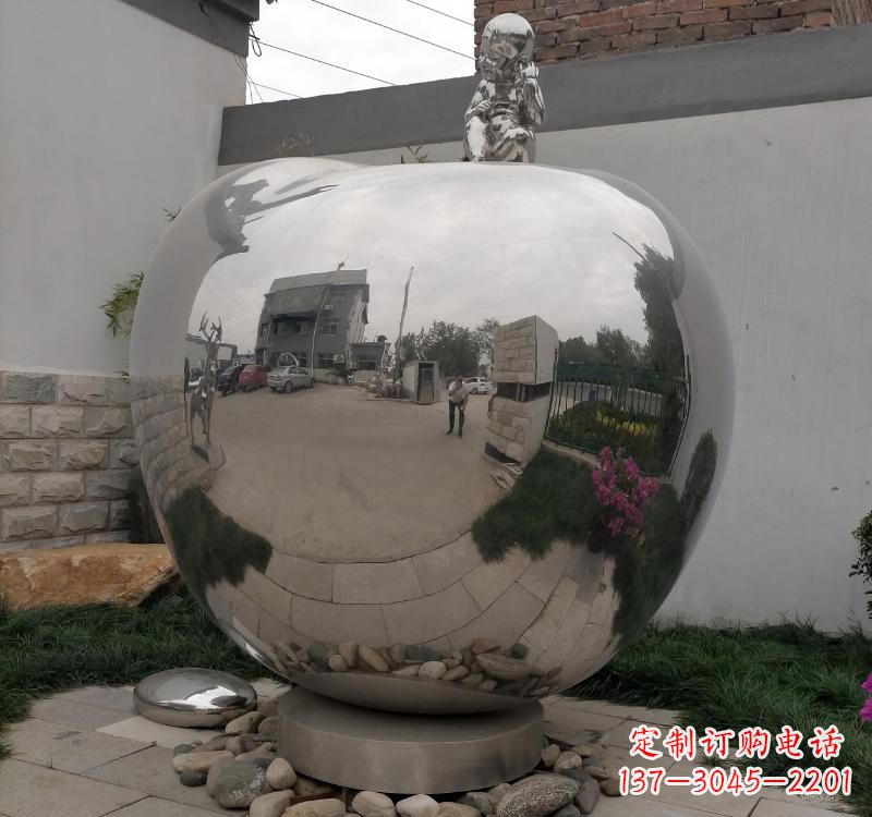 潍坊不锈钢金色苹果雕塑古典与现代的结合