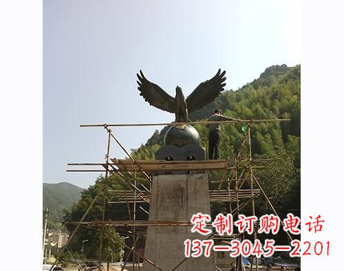 潍坊不锈钢老鹰踩地球雕塑缅怀大自然之美