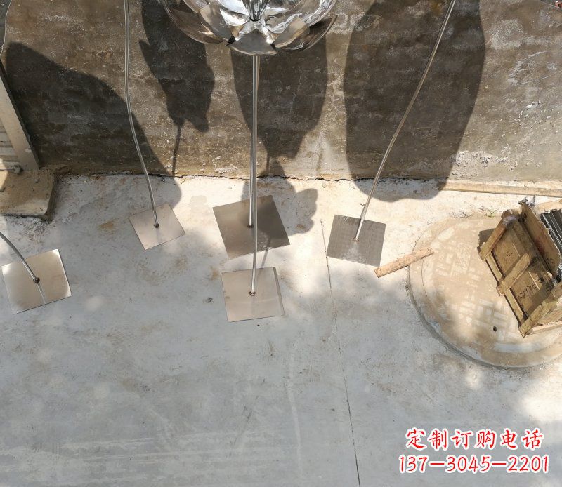 潍坊不锈钢荷叶雕塑给大厅带来精致优雅