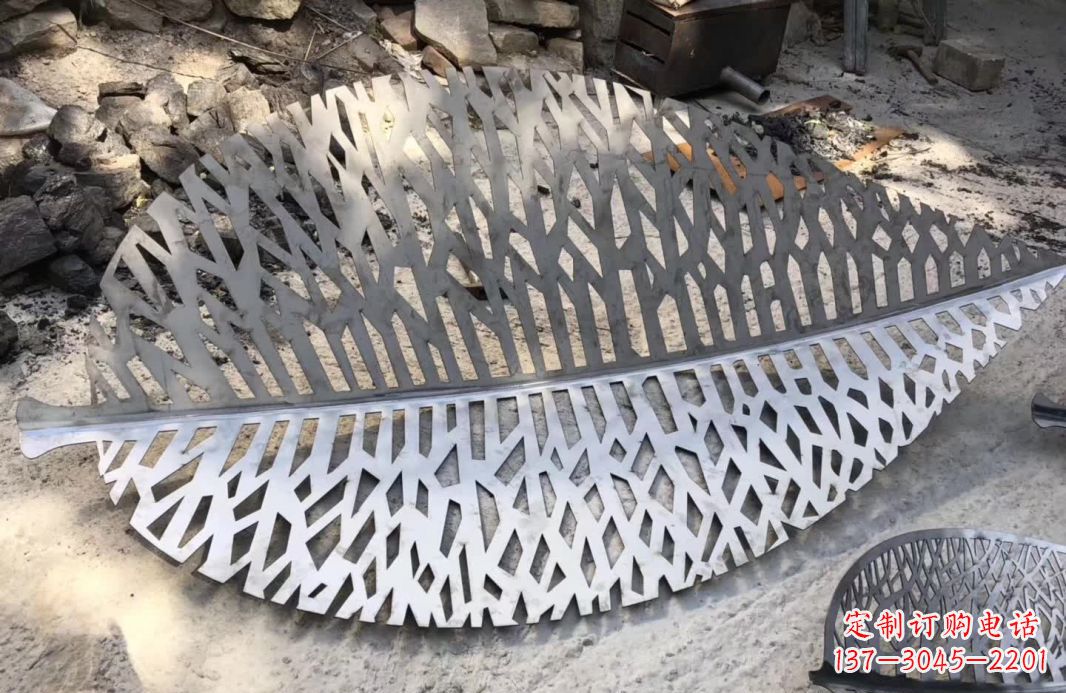 潍坊不锈钢镂空树叶雕塑艺术的精美结合