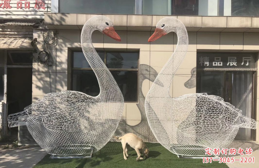 潍坊不锈钢镂空天鹅雕塑给室外增添美感