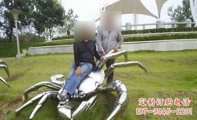 潍坊不锈钢螃蟹雕塑艺术美化公园环境