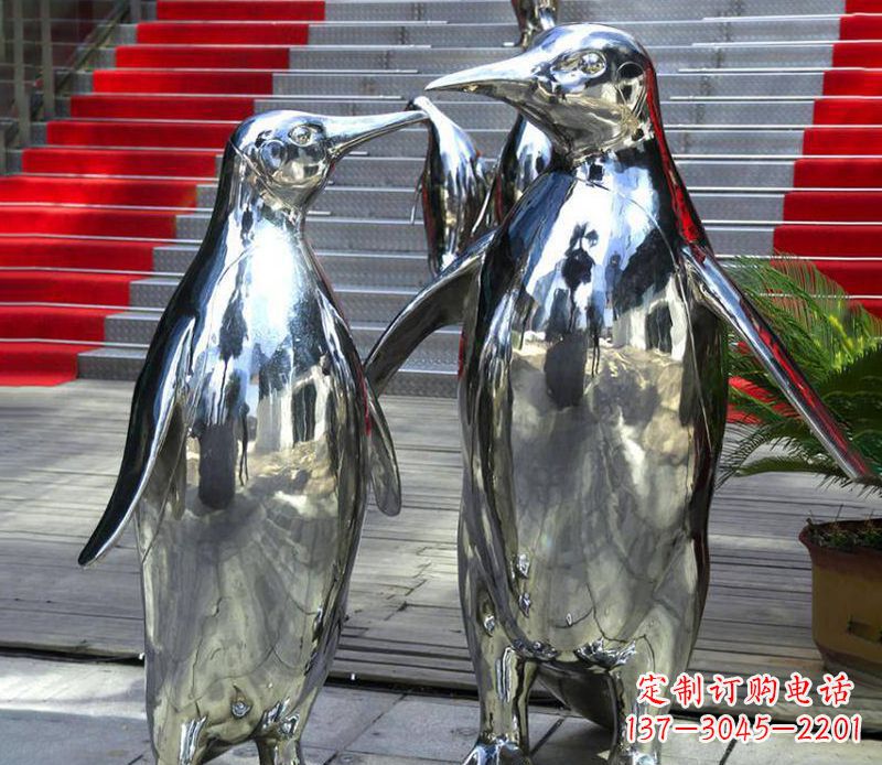 潍坊不锈钢企鹅雕塑传递着浓浓爱意