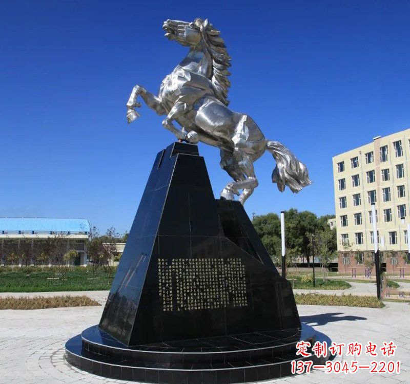 潍坊不锈钢企业广场上的马雕塑