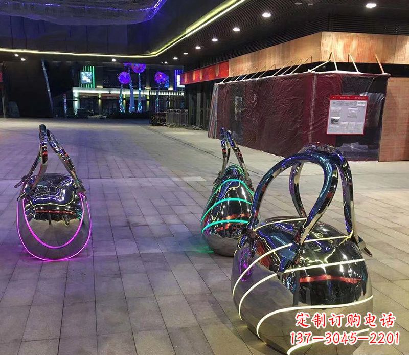 潍坊不锈钢手提包雕塑精美艺术品