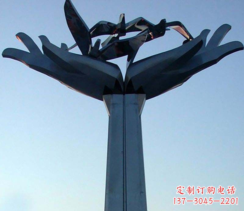 潍坊不锈钢手托鸽子雕塑象征着和平与爱
