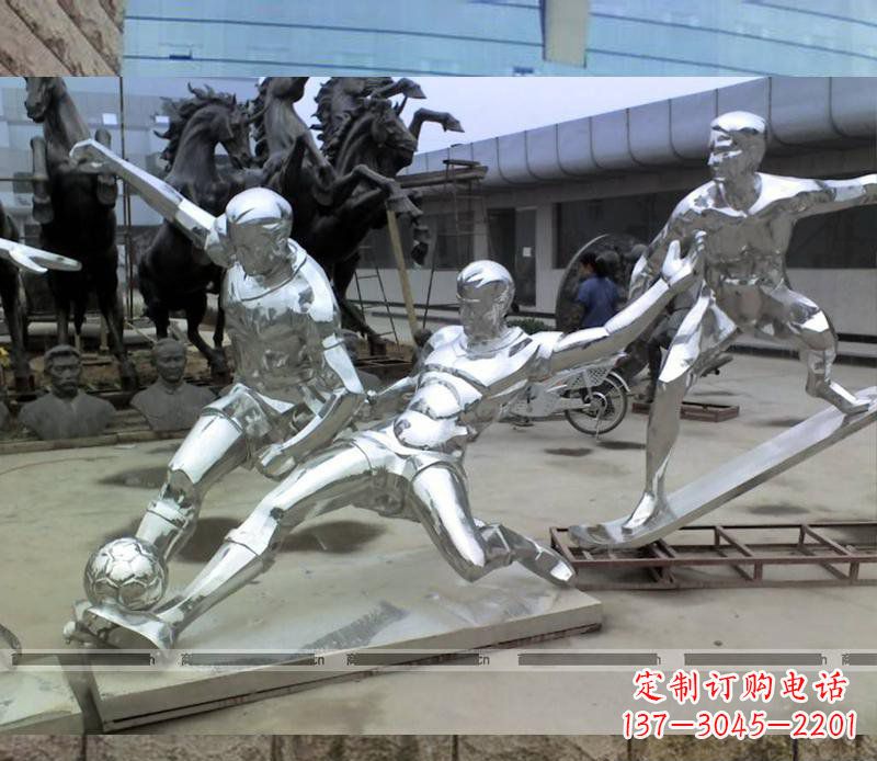 潍坊玩足球的不锈钢雕塑