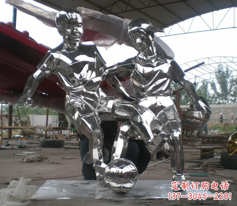 潍坊展现足球精神的不锈钢雕塑
