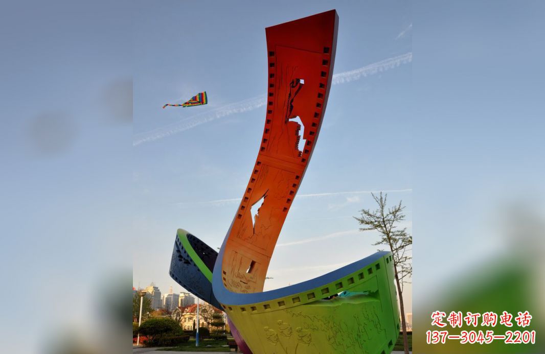 潍坊不锈钢五彩胶卷广场雕塑——现代美学的象征