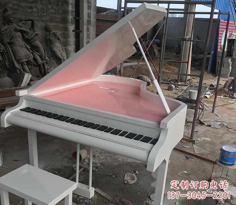 潍坊校园里的钢琴雕塑