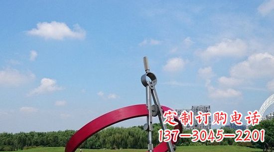 潍坊不锈钢圆规雕塑环绕着美景