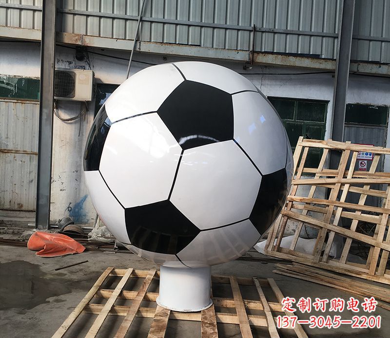 潍坊激发足球热情的不锈钢足球雕塑