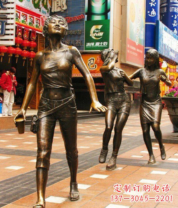 潍坊步行街逛街的女孩以铜雕的形式永久保存