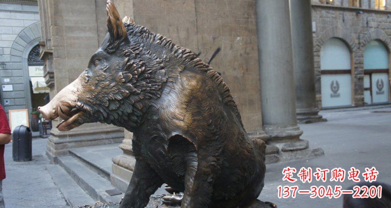 潍坊野猪雕塑给步行街带来美丽风景